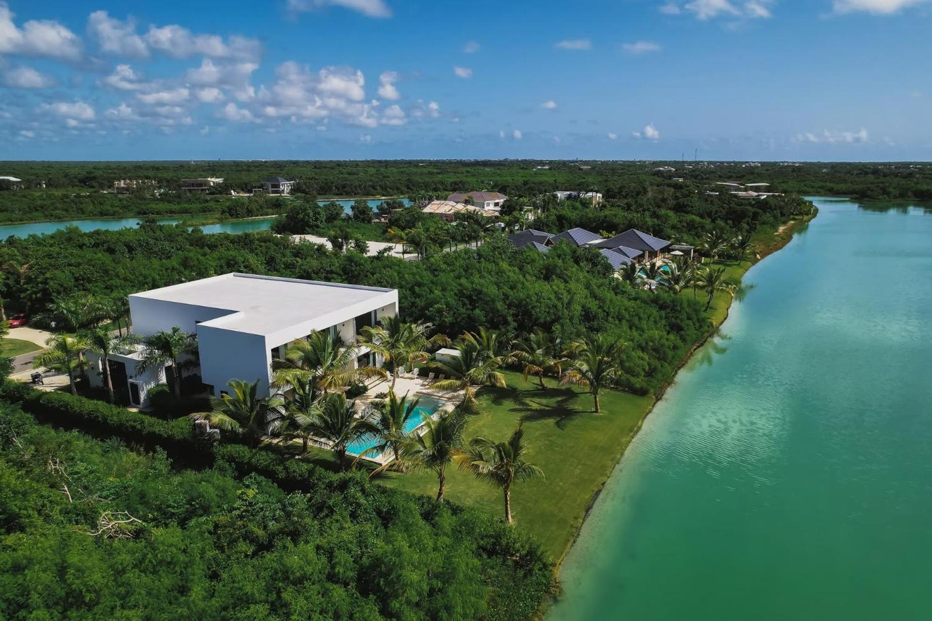 Waterfront Luxury In & Club Villa