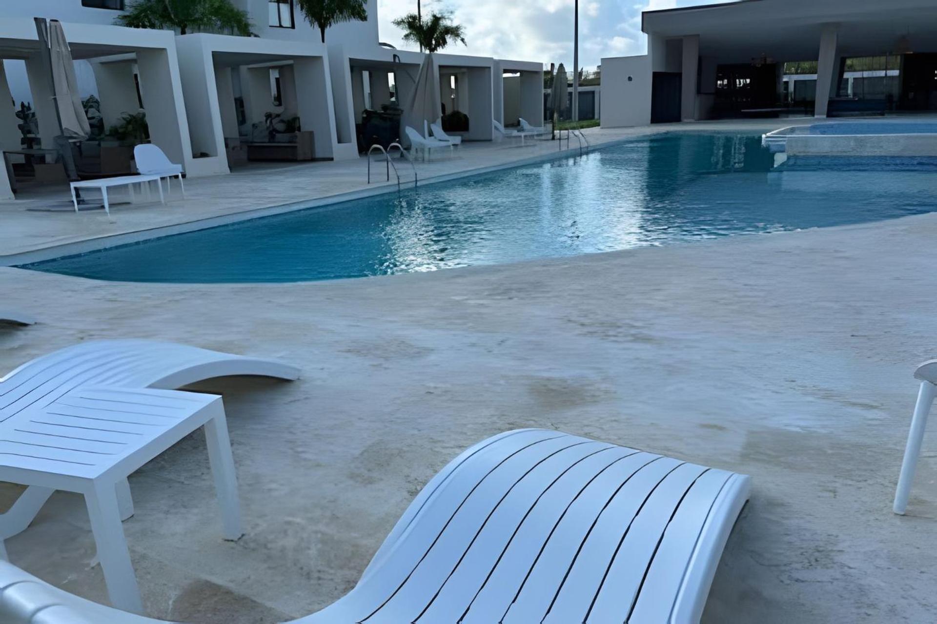 V01: Poolside Fun & Bbq For Families
