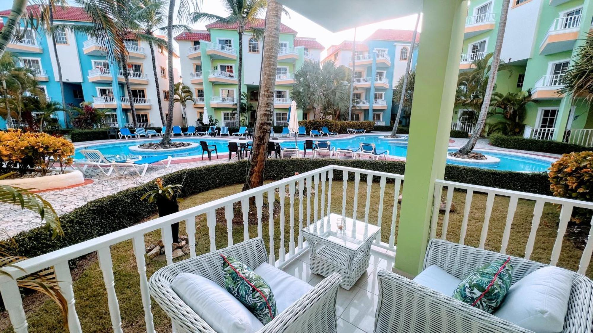 Pool View, Walk To Beach, Shops, Dining, Fast Wifi Apartment
