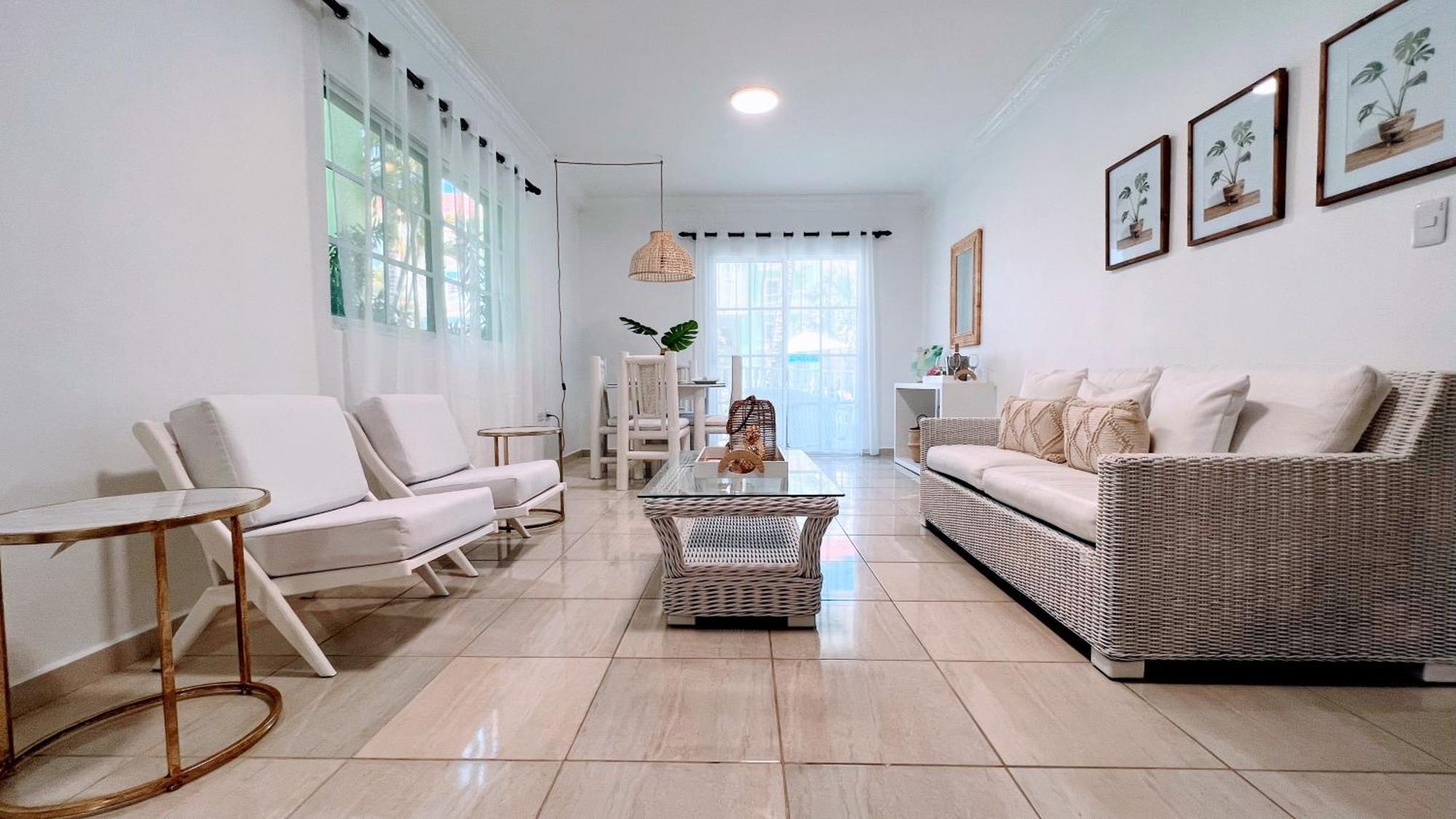 Pool View, Walk To Beach, Shops, Dining, Fast Wifi Apartment *