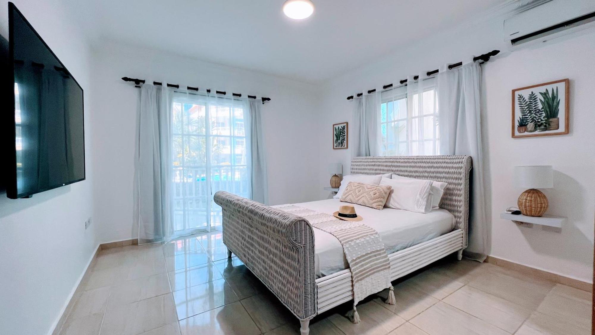 Pool View, Walk To Beach, Shops, Dining, Fast Wifi Apartment Punta Cana