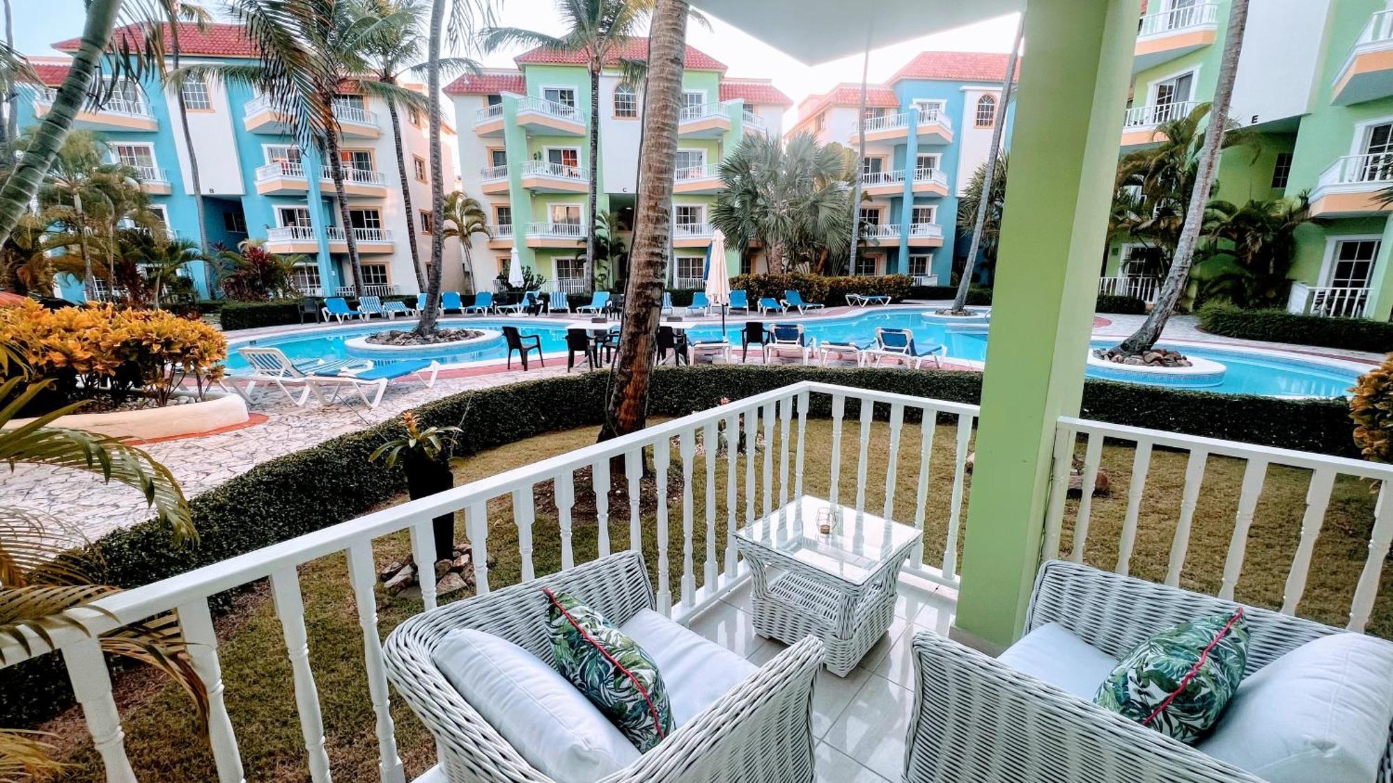 Pool View, Walk To Beach, Shops, Dining, Fast Wifi *