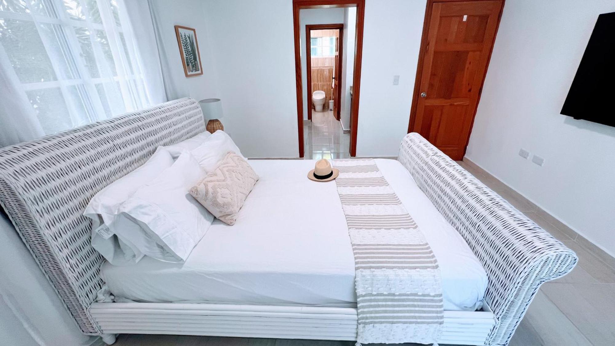 Pool View, Walk To Beach, Shops, Dining, Fast Wifi Apartment