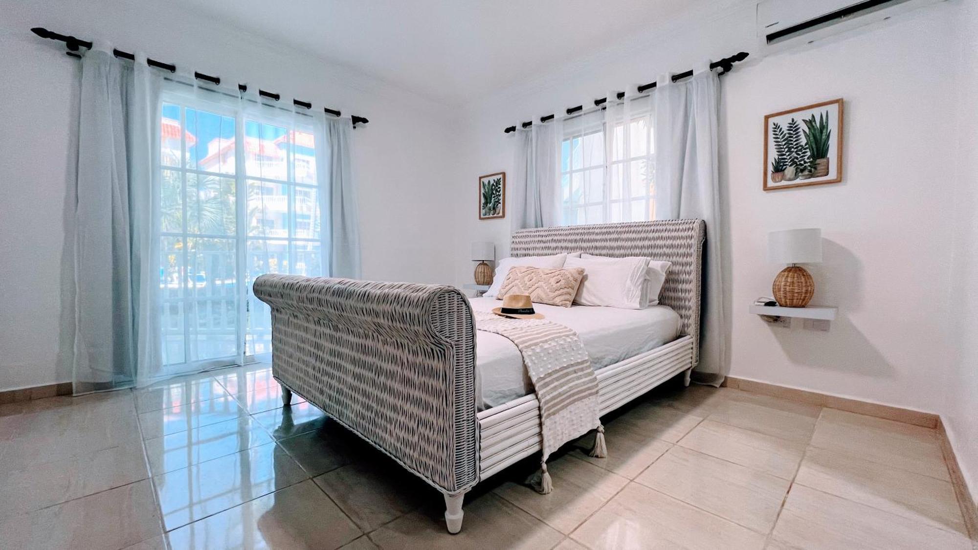 Pool View, Walk To Beach, Shops, Dining, Fast Wifi * Punta Cana