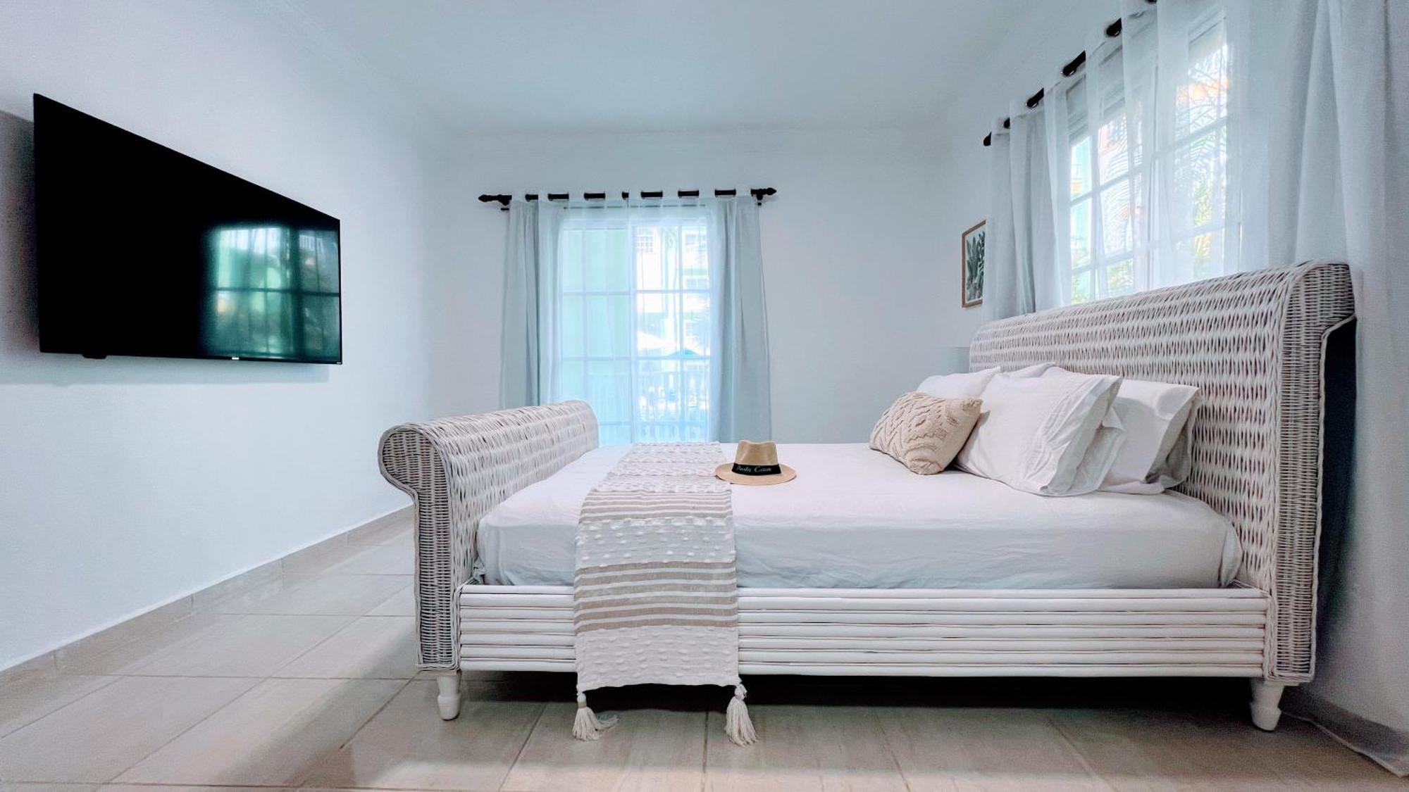 Pool View, Walk To Beach, Shops, Dining, Fast Wifi Apartment