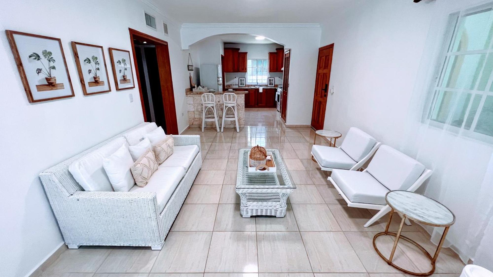 Apartment Pool View, Walk To Beach, Shops, Dining, Fast Wifi