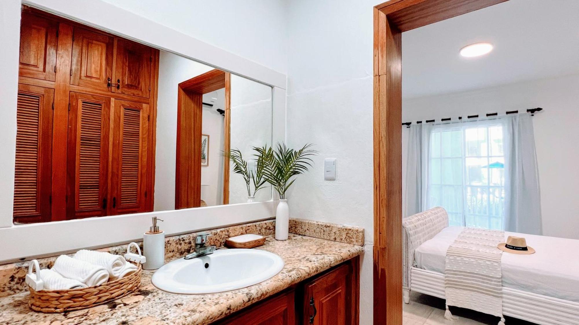 Pool View, Walk To Beach, Shops, Dining, Fast Wifi Apartment Punta Cana