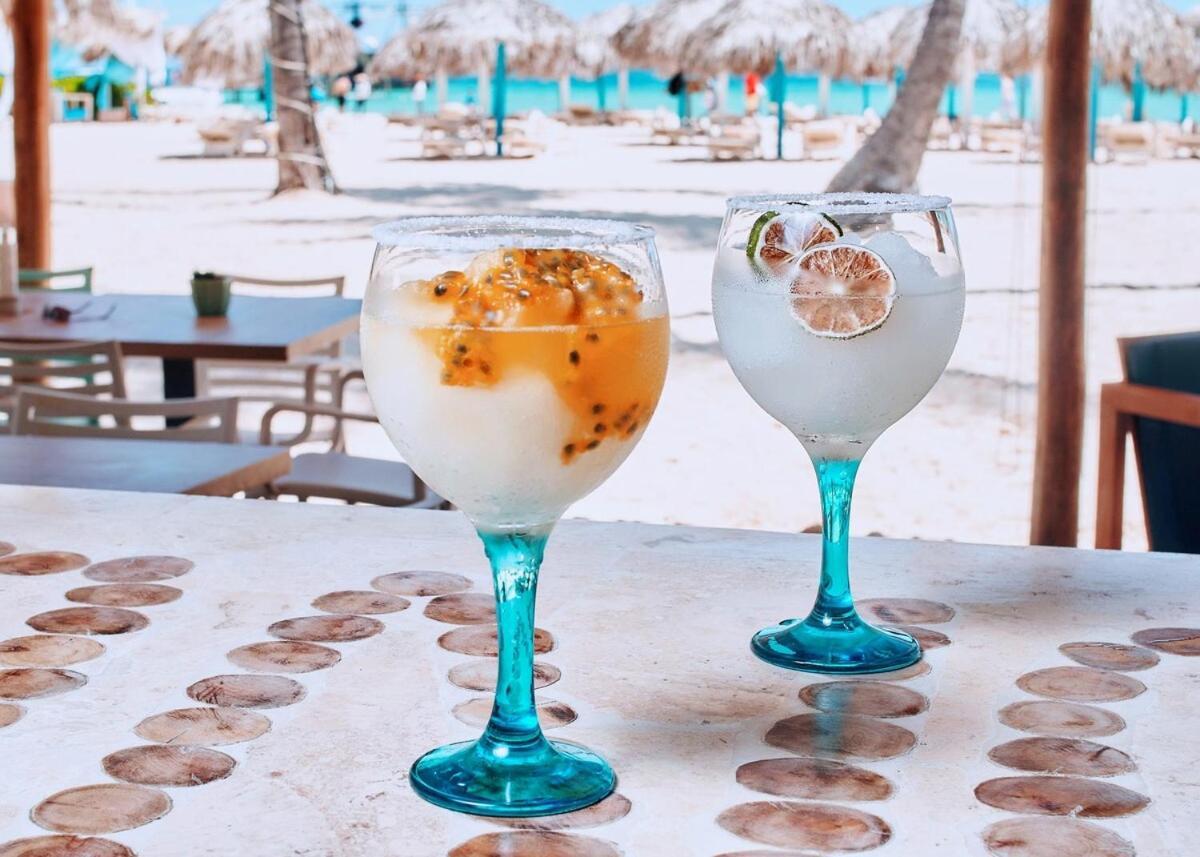 Hot Tub, Pool, Walk To Fun, Beach, Dining, Shops Apartamento