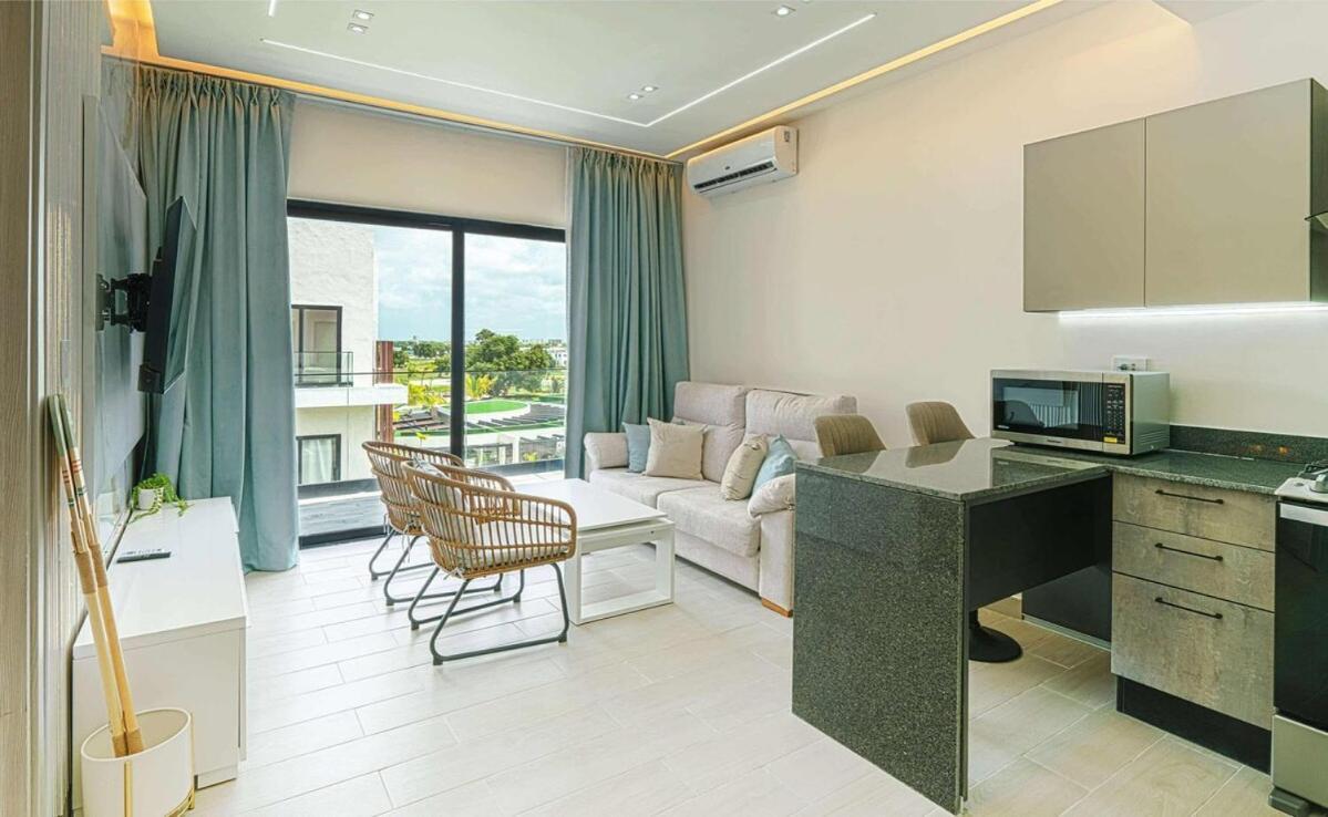 Chic Tropical Escape With Private Apartment