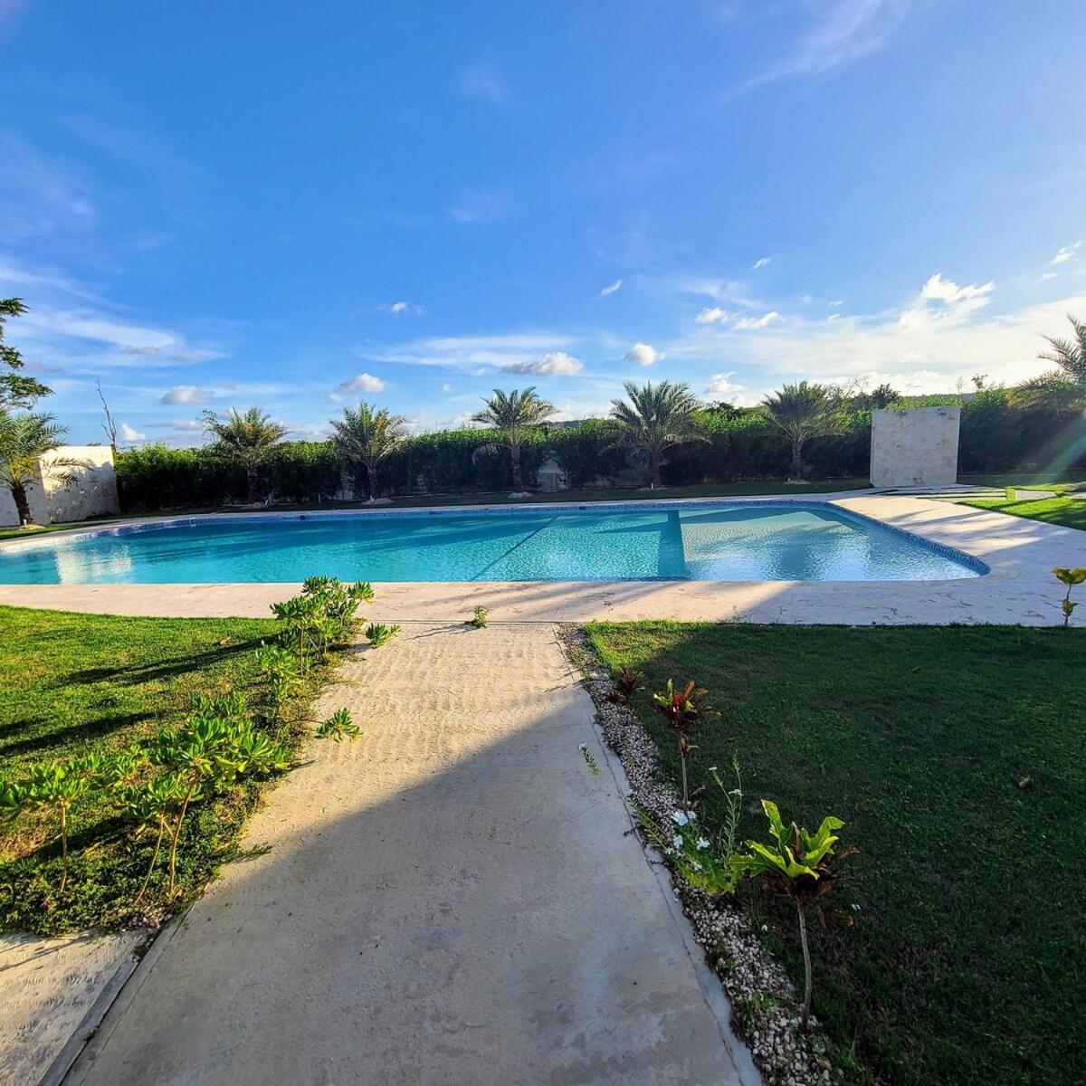 Villa In With Pool In Common Area