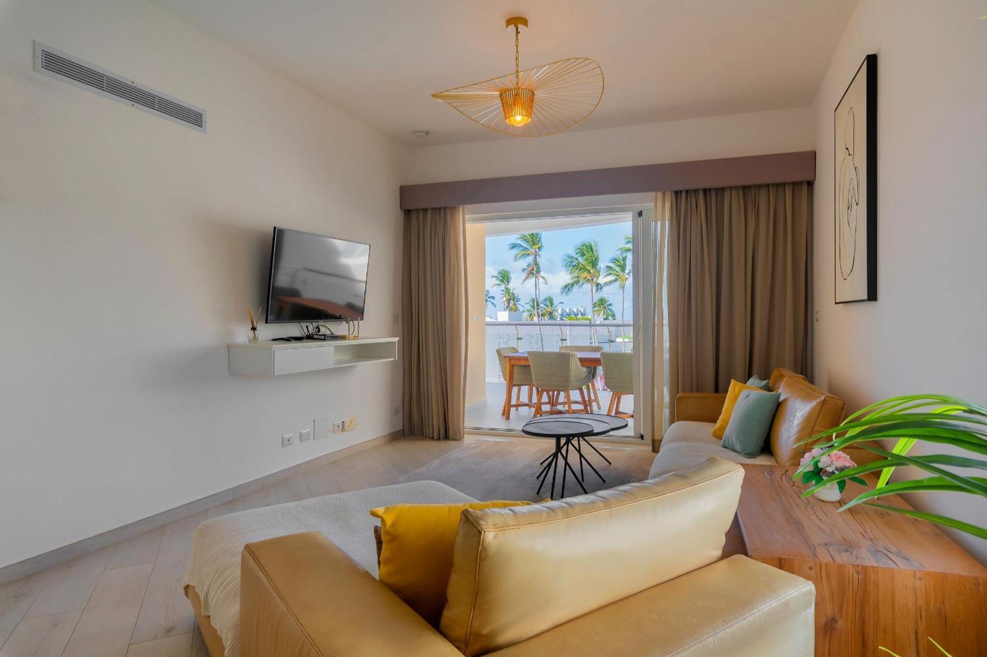 Front With Private Apartment *