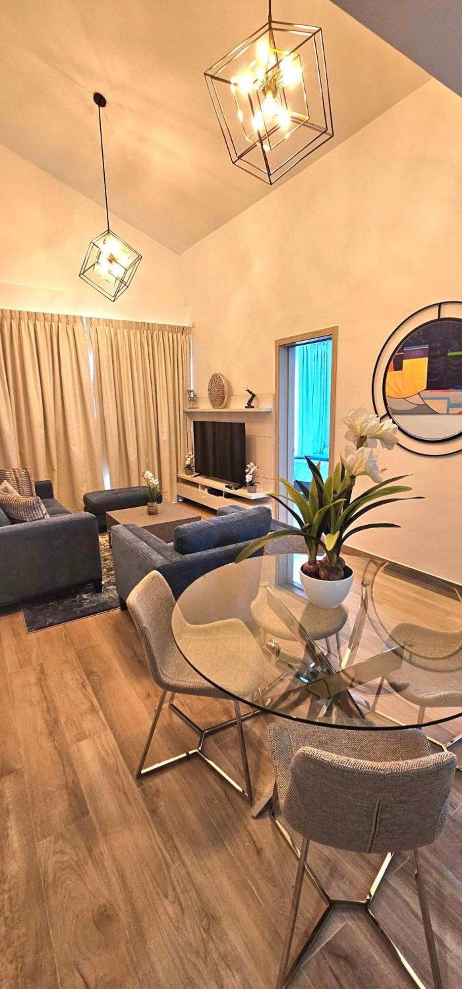 The Spacious 2 Bedroom 2 Bath On Floor With Stunning Views *