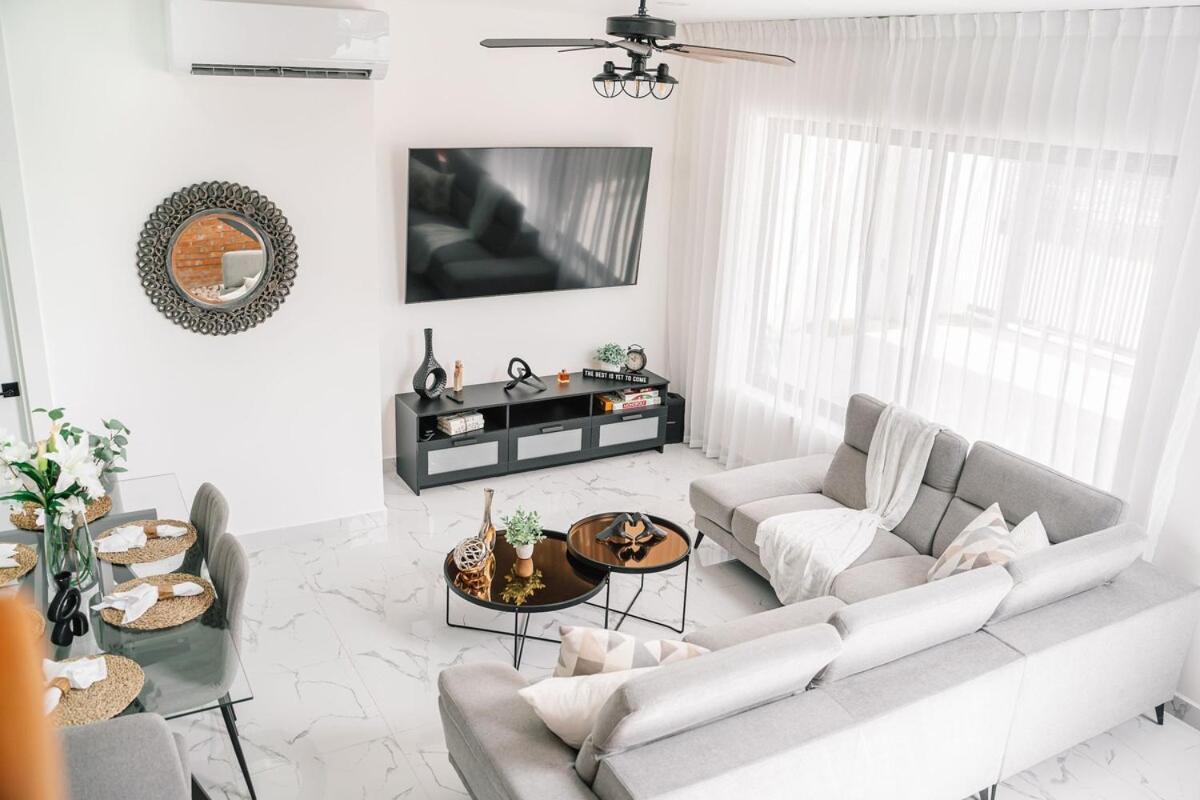 Stunning Brand New In Downtown Villa *