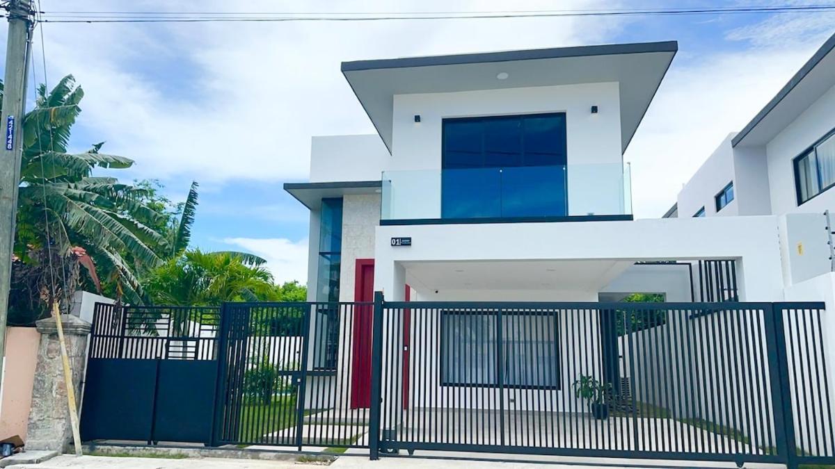 Stunning Brand New In Downtown Villa *