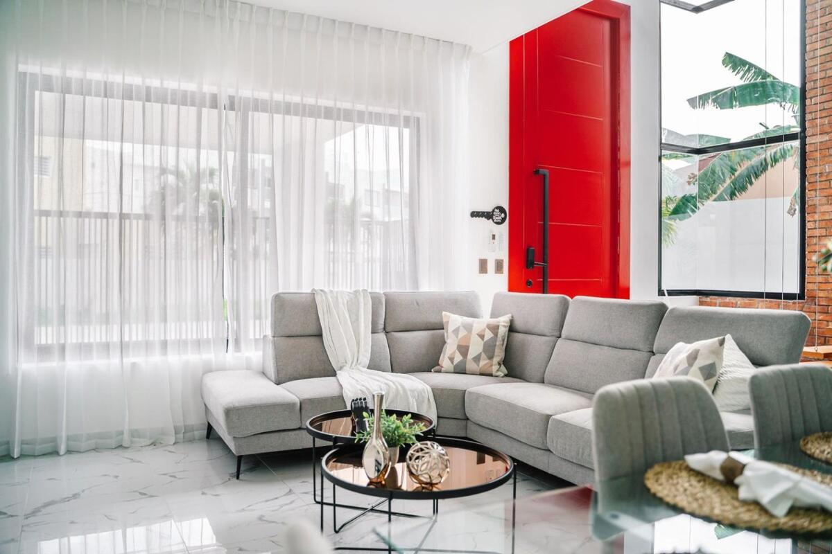 Villa Stunning Brand New In Downtown *