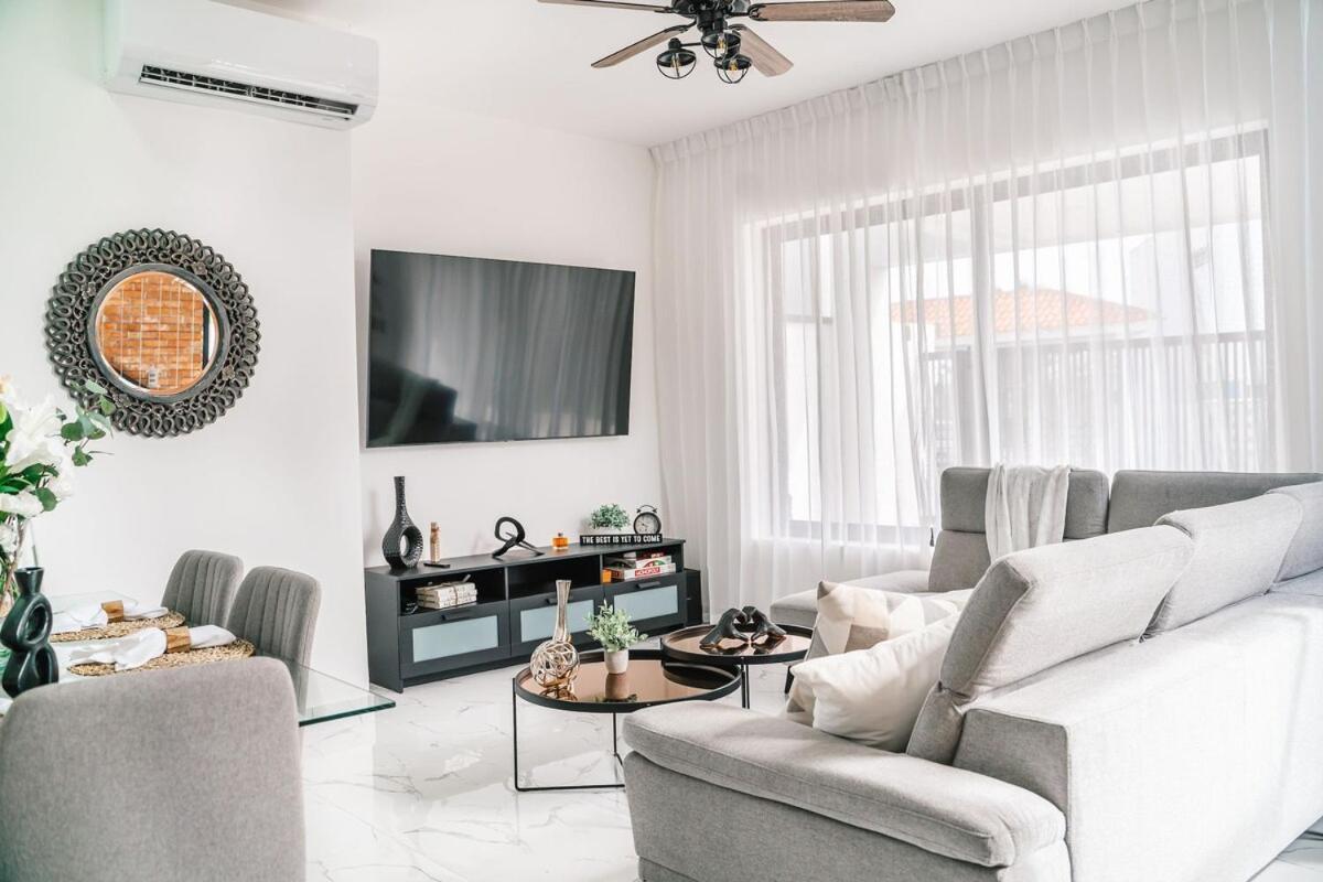 Stunning Brand New In Downtown Villa *