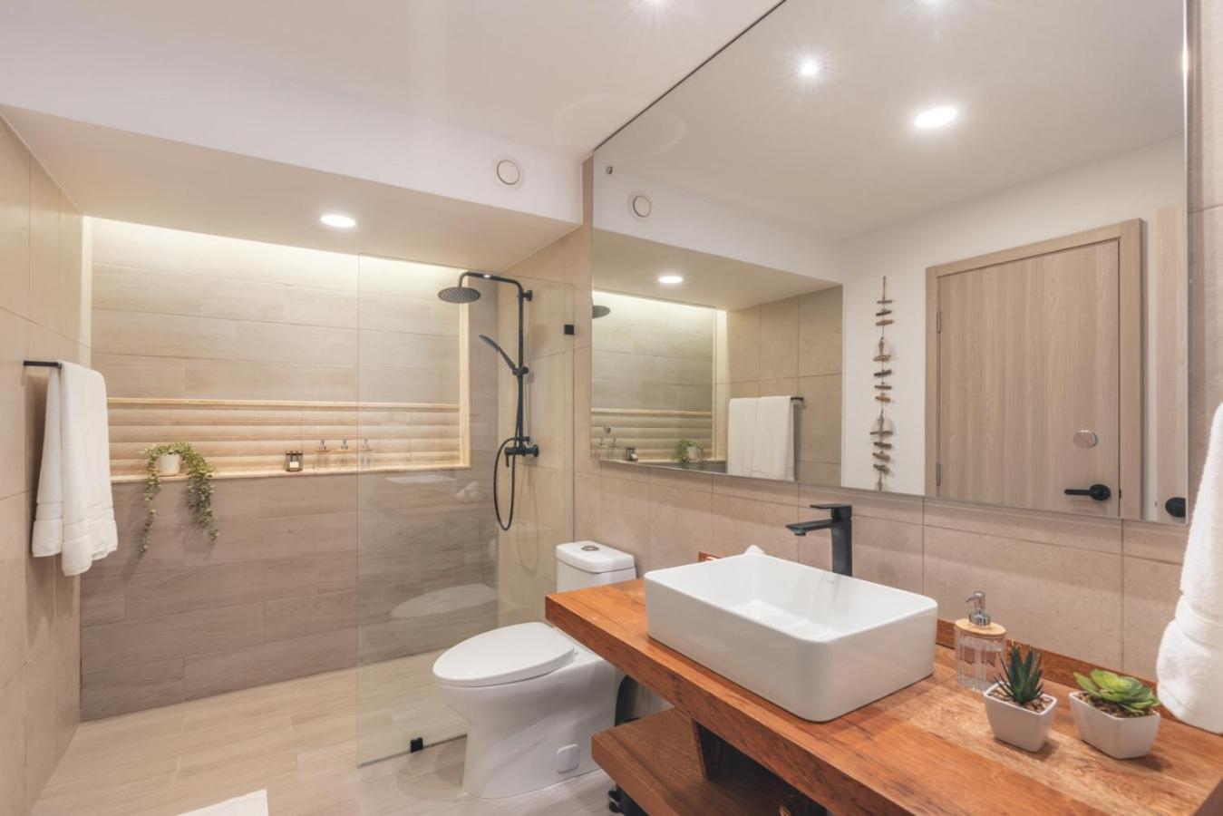 One Bedroom With Direct Access To The Pool *