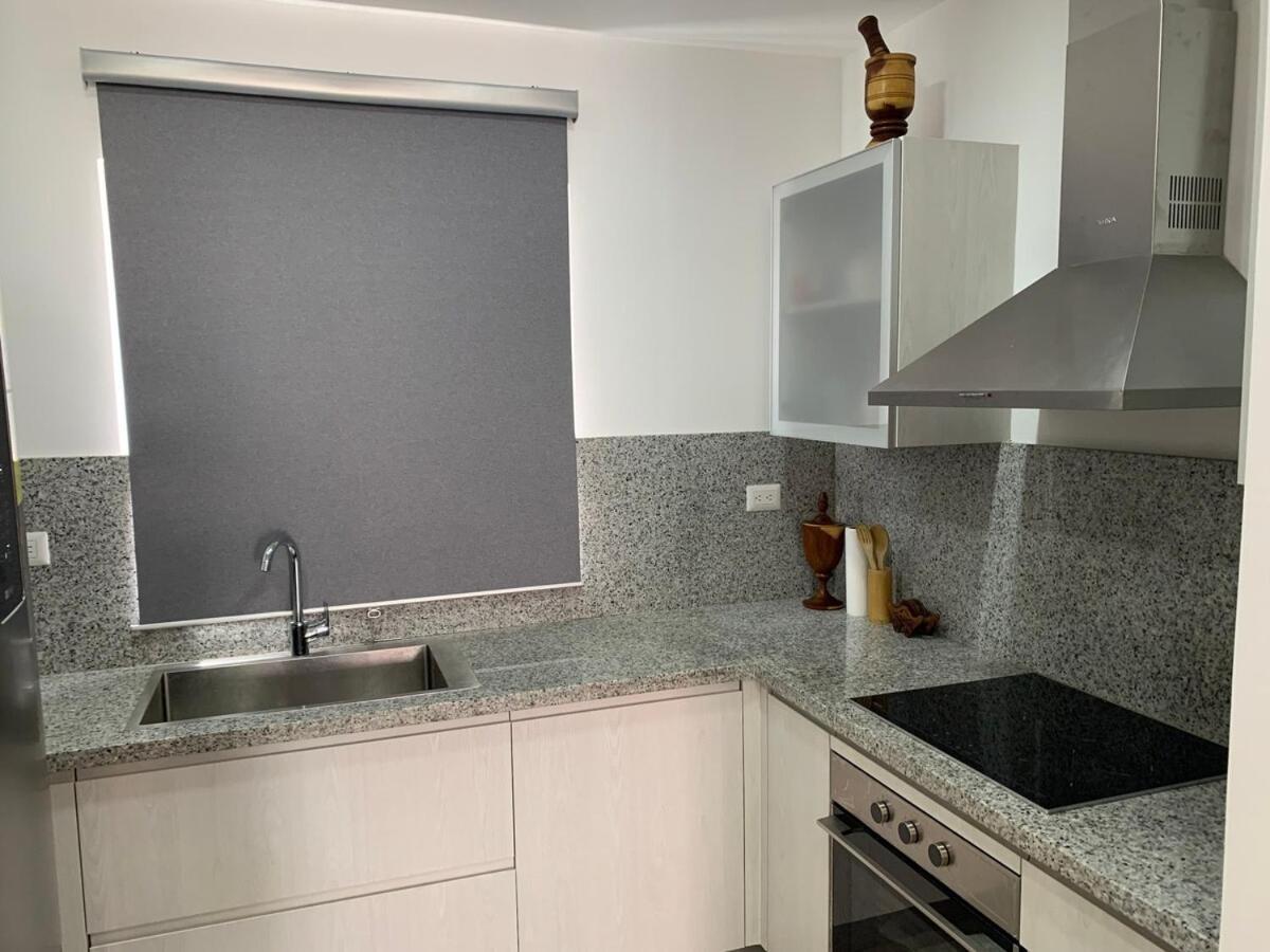 Luxurious Spacious 2-bedroom Apartment, Steps From Apartamento *