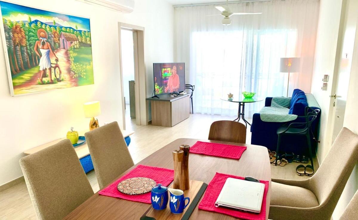 Luxurious Spacious 2-bedroom Apartment, Steps From Apartamento *