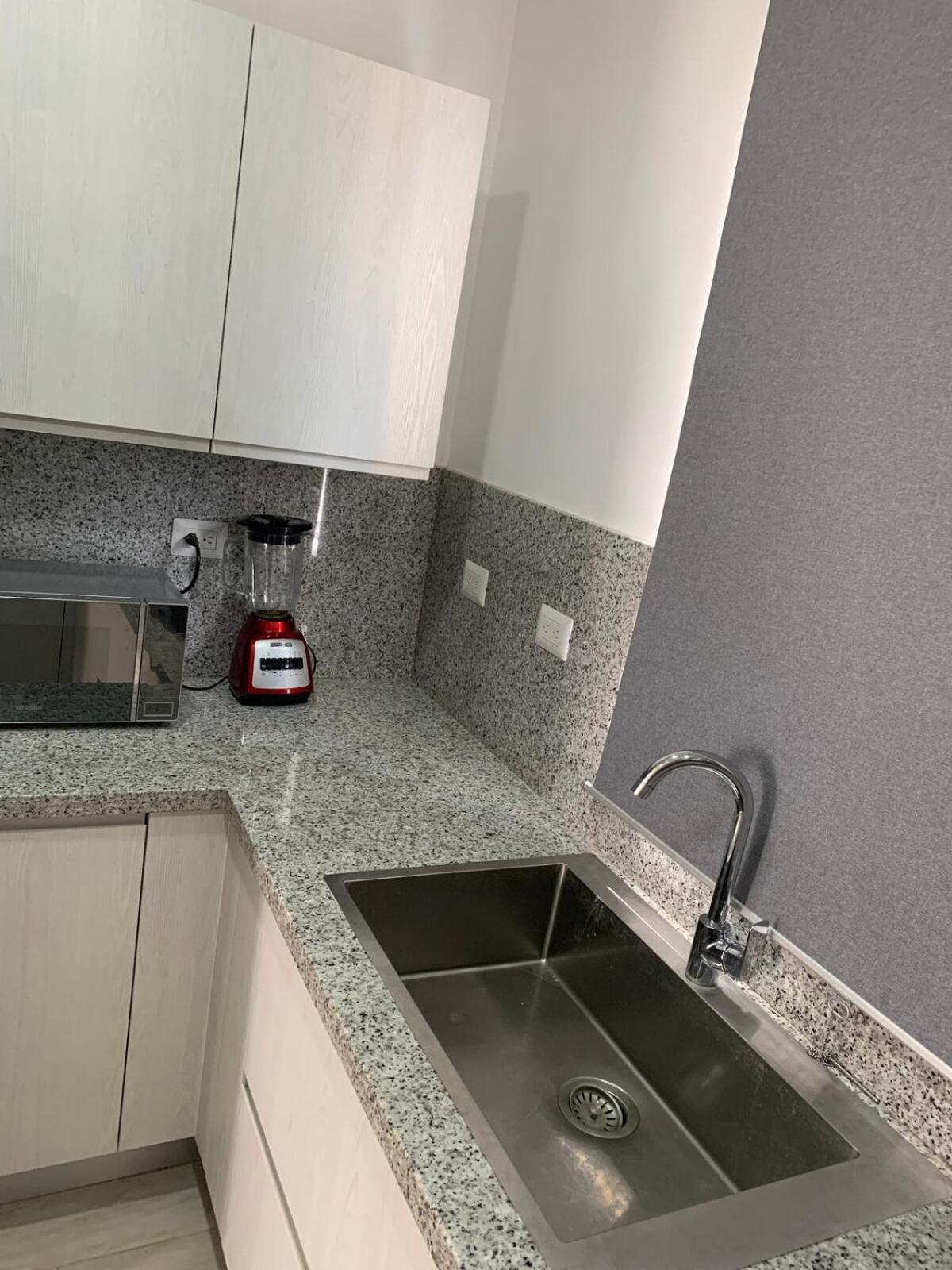 Luxurious Spacious 2-bedroom Apartment, Steps From Apartamento
