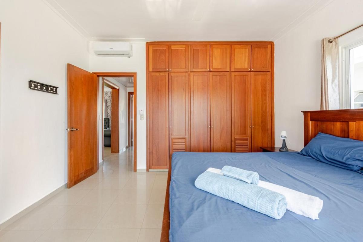 King Size Bed With Pool - Beachside 2 Bedroom Apartamento