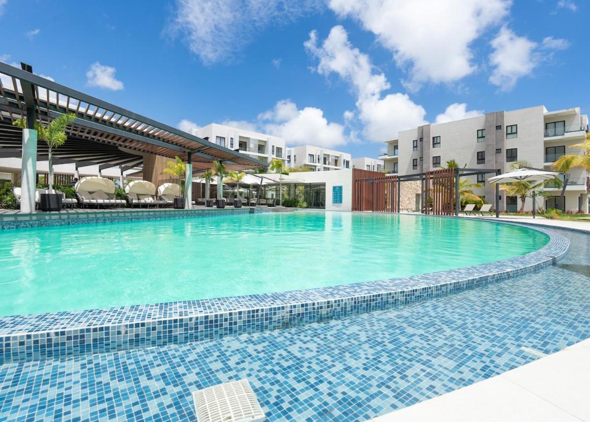 Modern Apartment, On-site Pool *