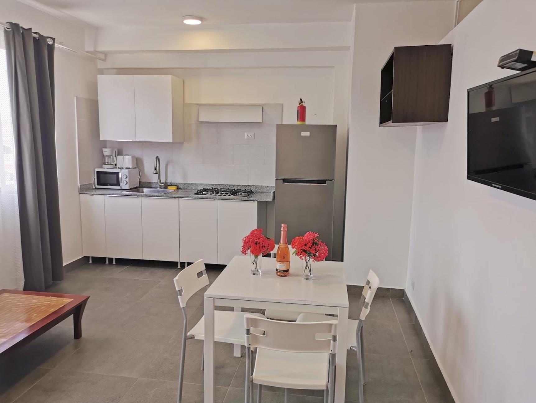 Aparthotel Serenara Studios And Suites - Los Corales Beach - Great Location With Many Restaurants *