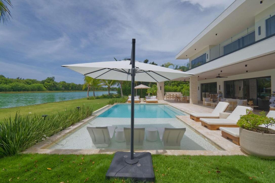 Modern With Staff In Golf N