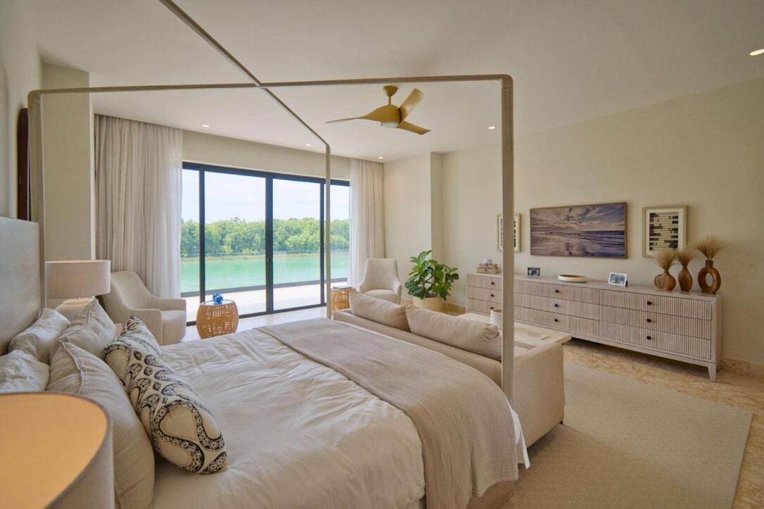 Modern With Staff In Golf N Holiday home