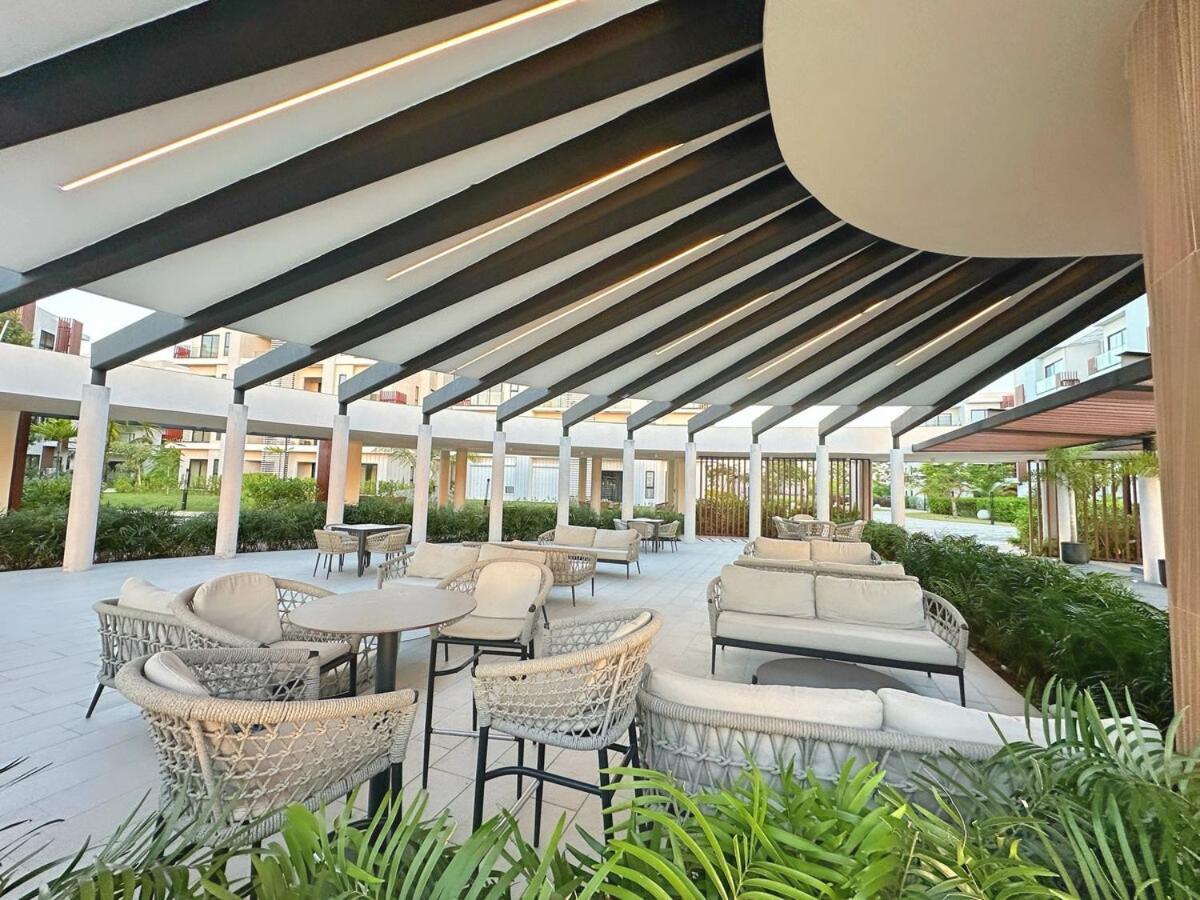 Tropical King Bed Artificial And Golf Course