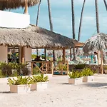 Beautiful & Comfortable Condo Steps To The Beach Pool View