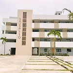 Beauty Condo Pool Views With Gym Close To The Beach
