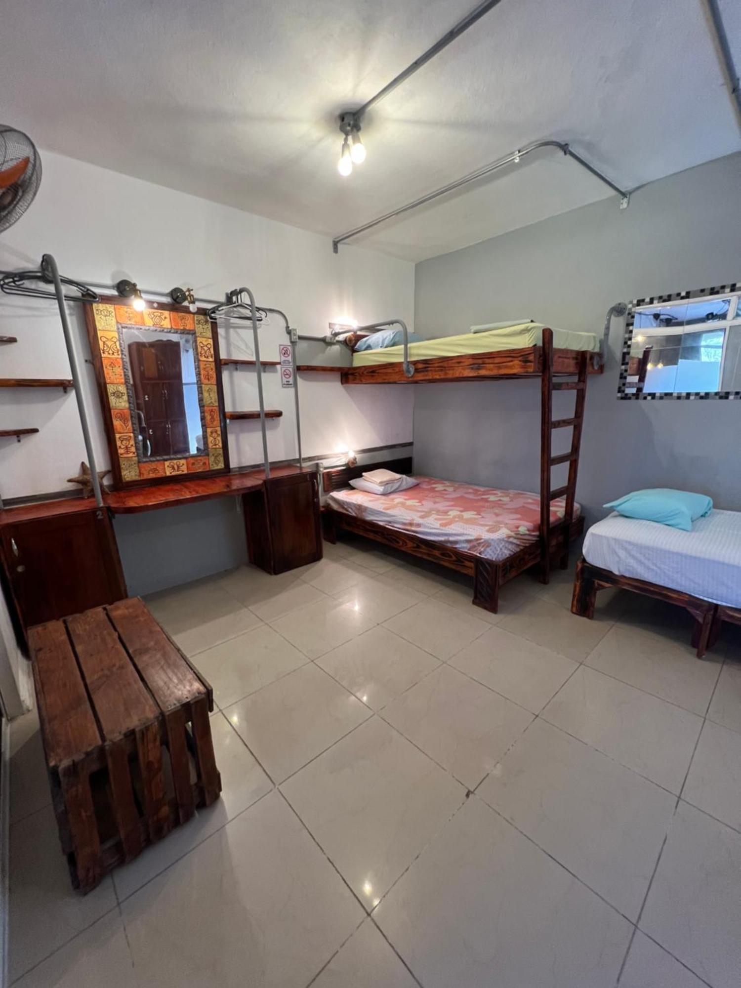 Ecohostal Dorms Pensión *