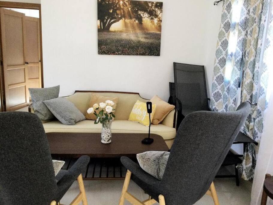 Beautiful With Semi-private Pool, Сasa de vacaciones *