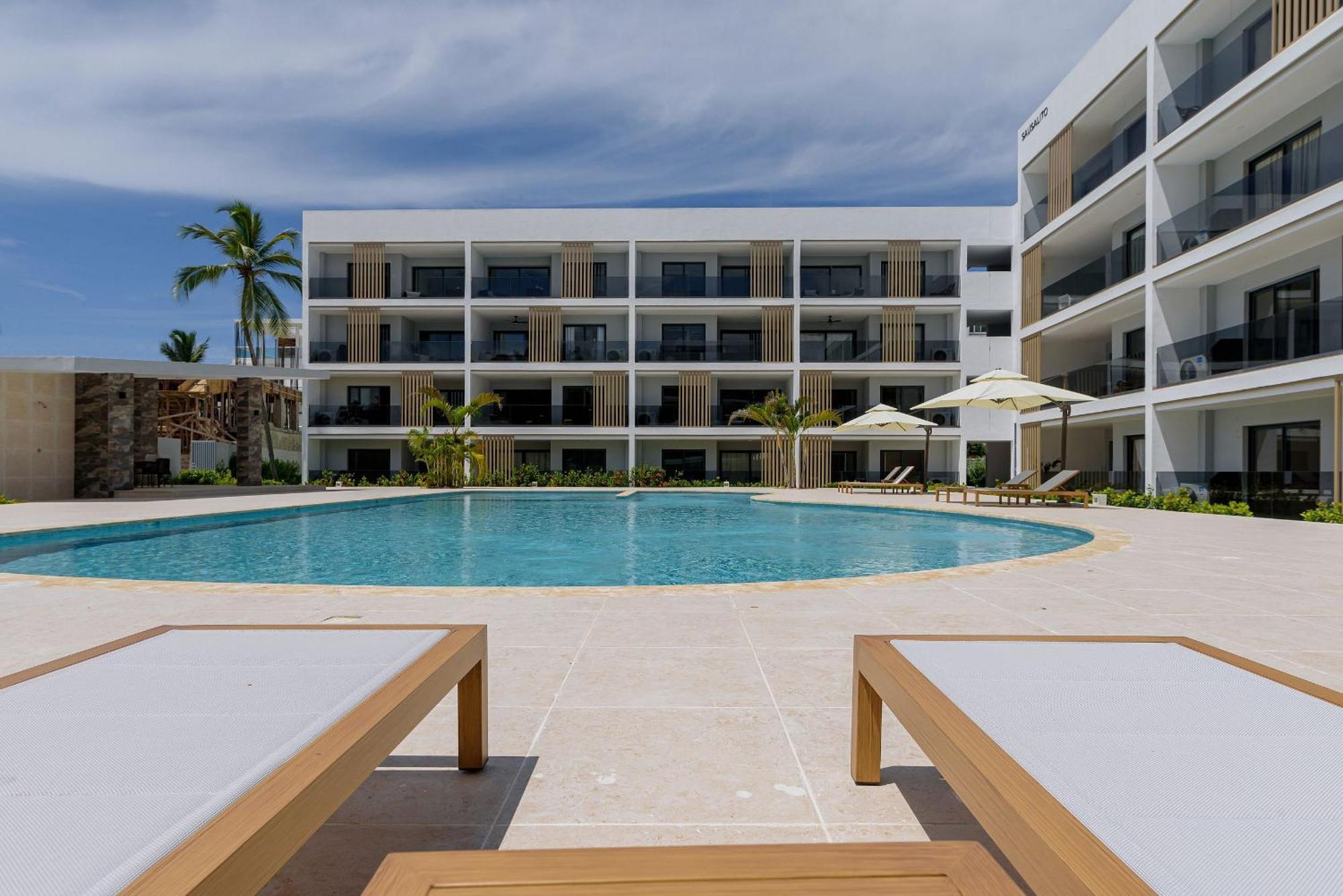 Beauty Pool Views With Gym Close To The *