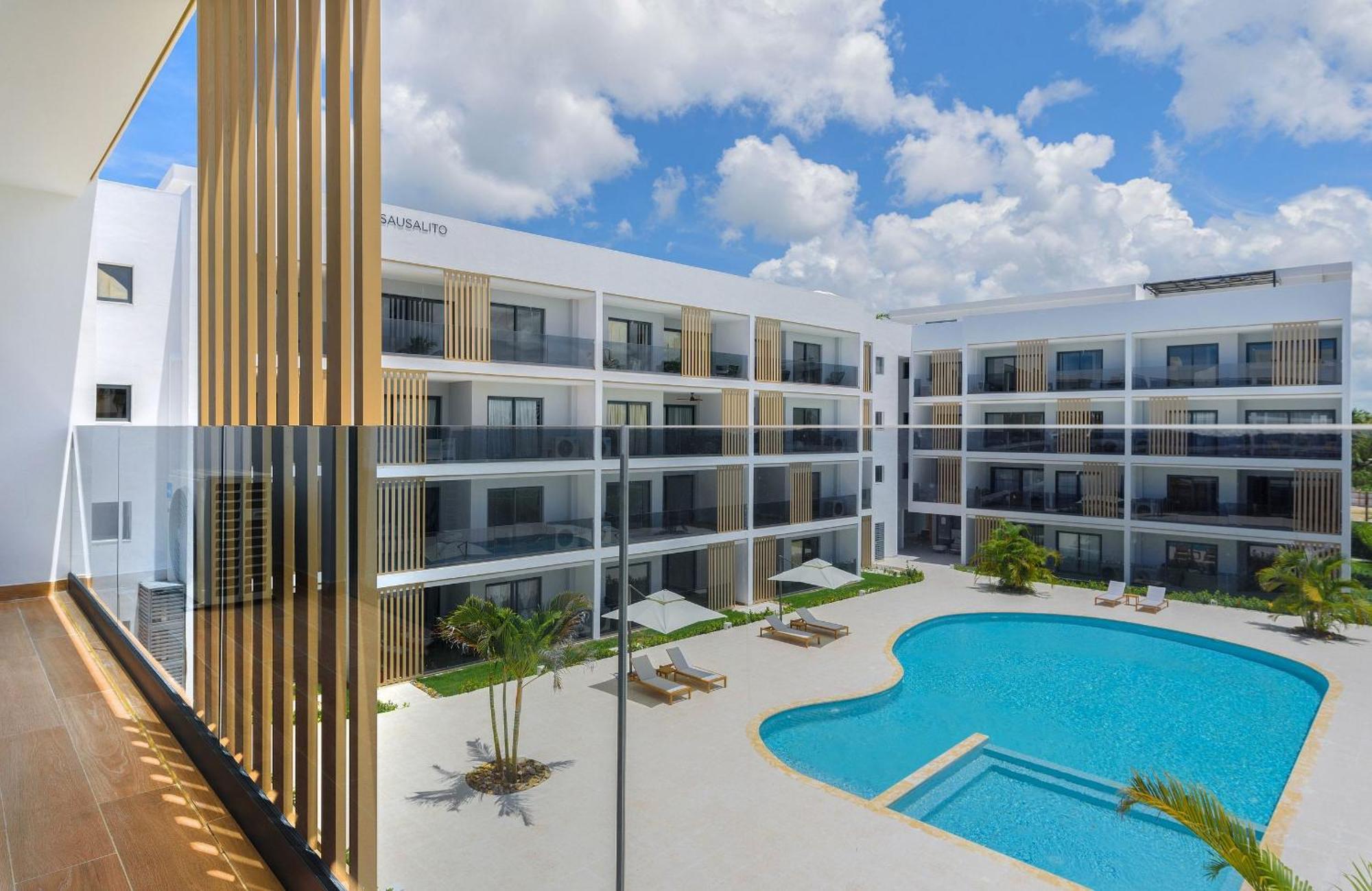 Beauty Pool Views With Gym Close To The
