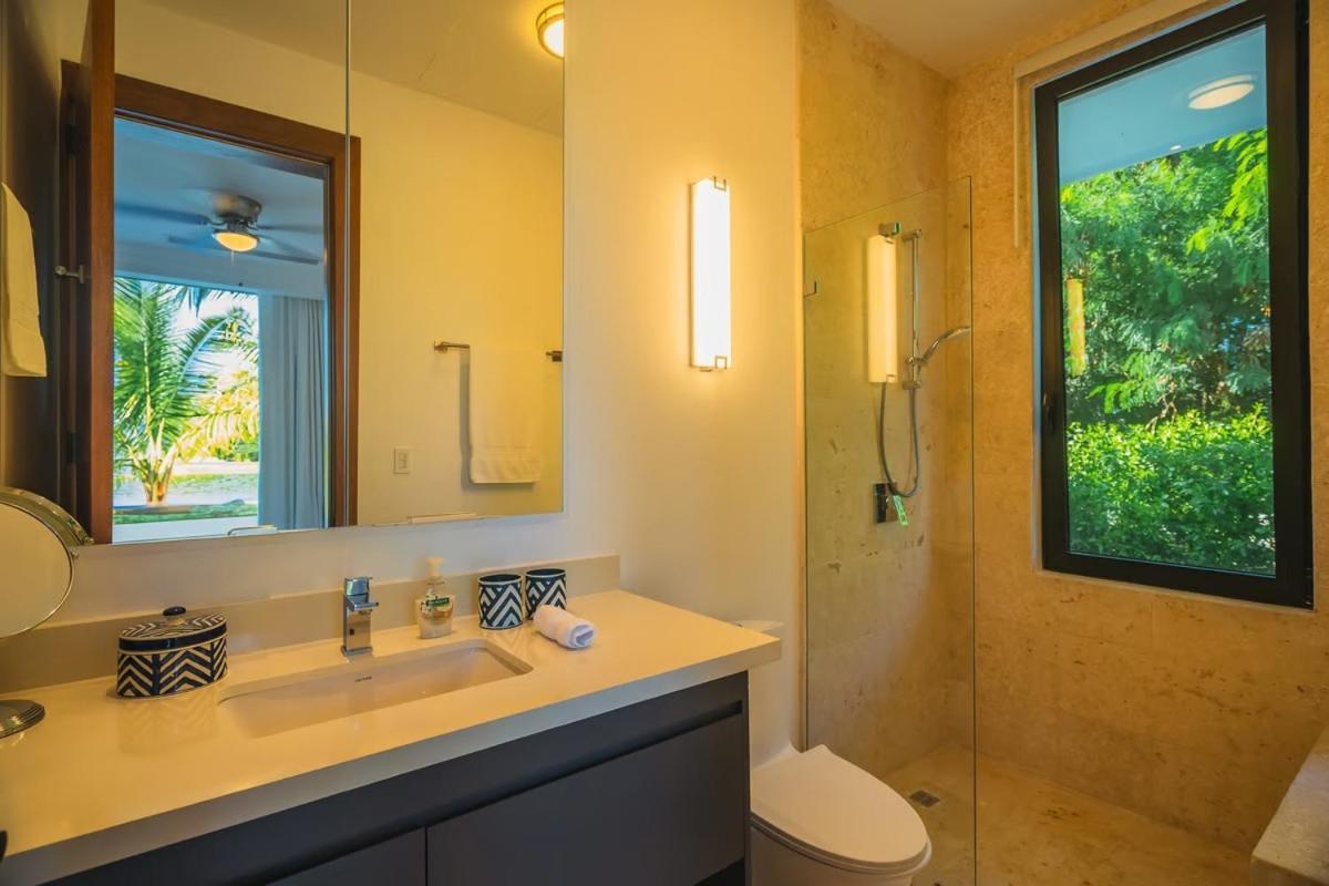 Waterfront Luxury In & Club Villa *