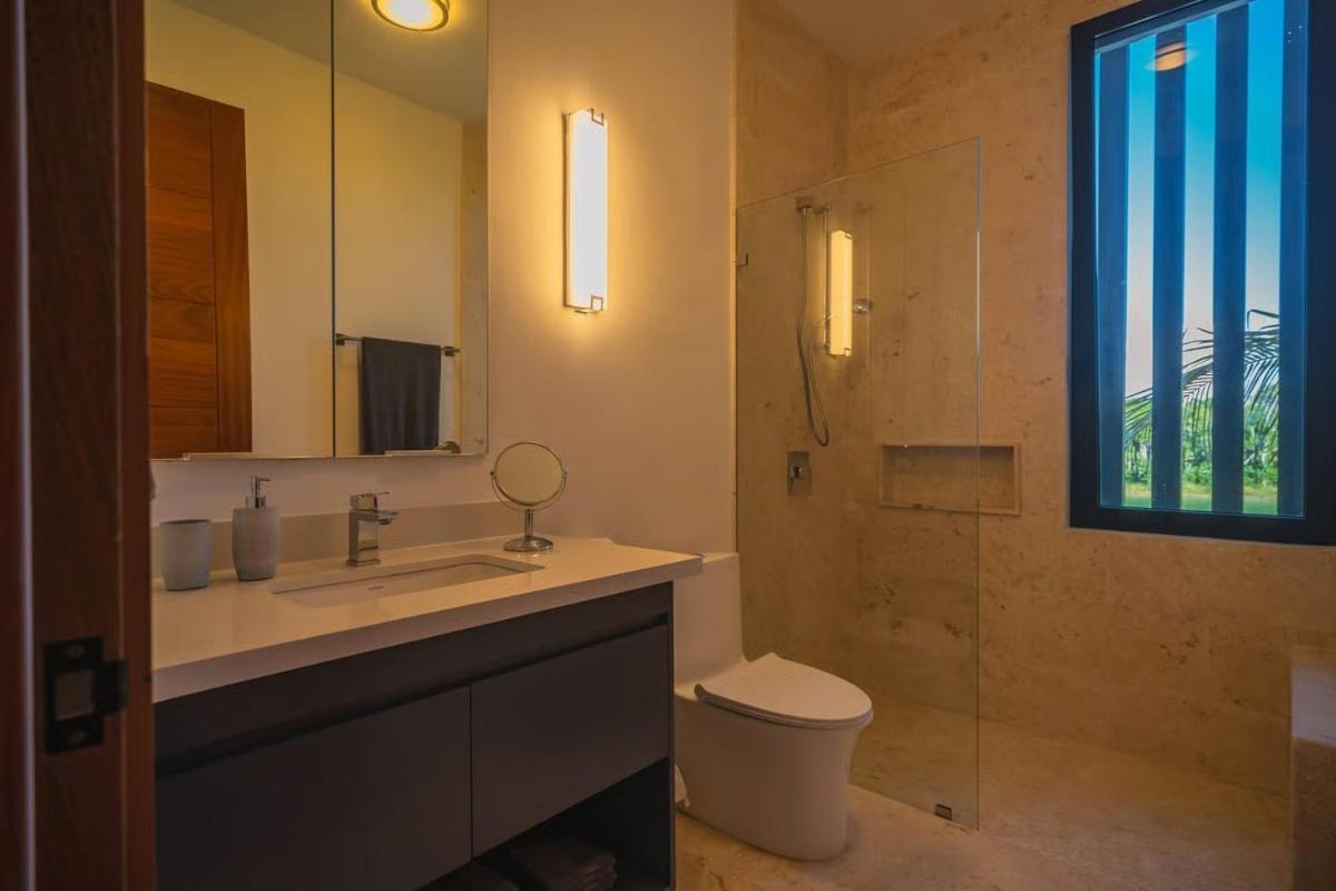 Waterfront Luxury In & Club Villa *