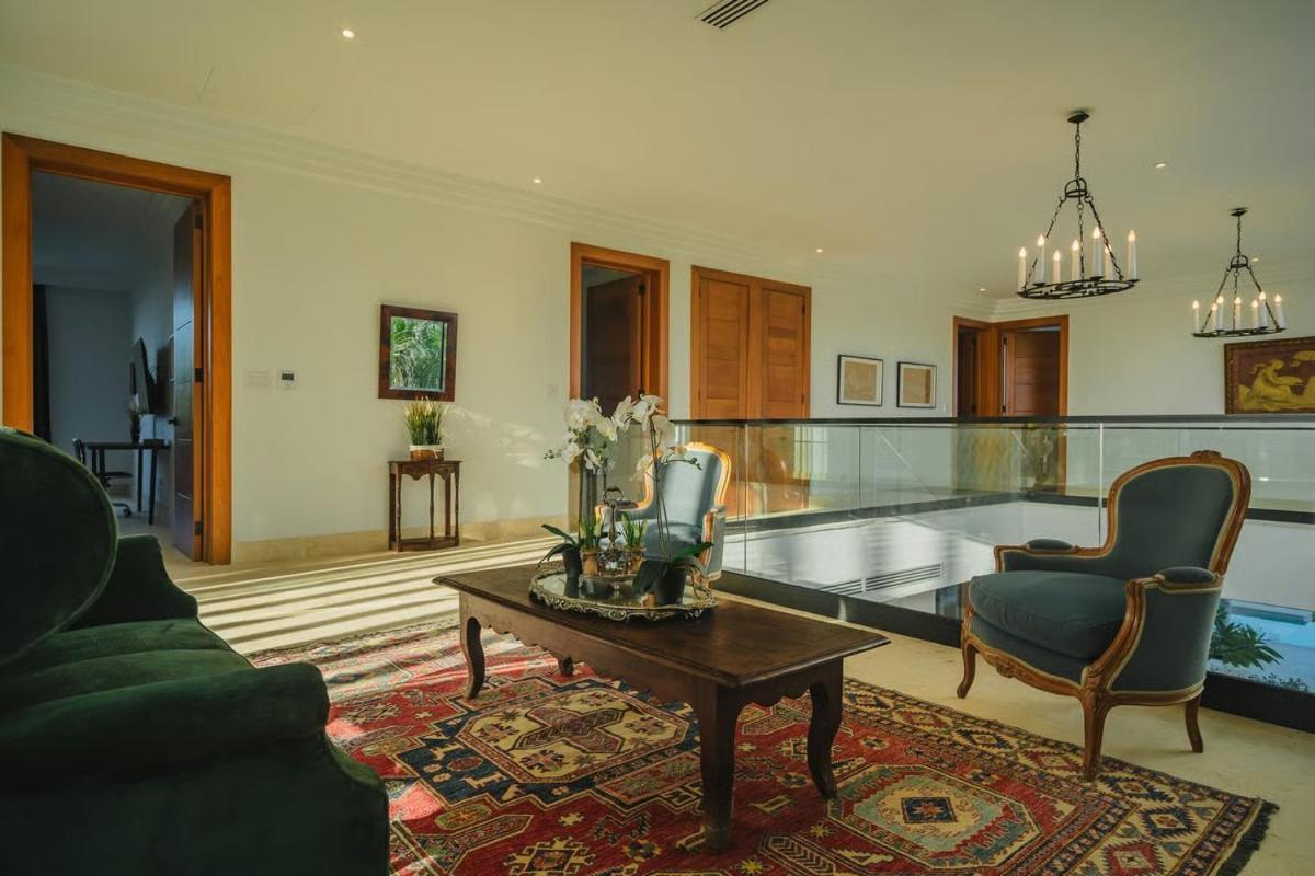 Waterfront Luxury In & Club *