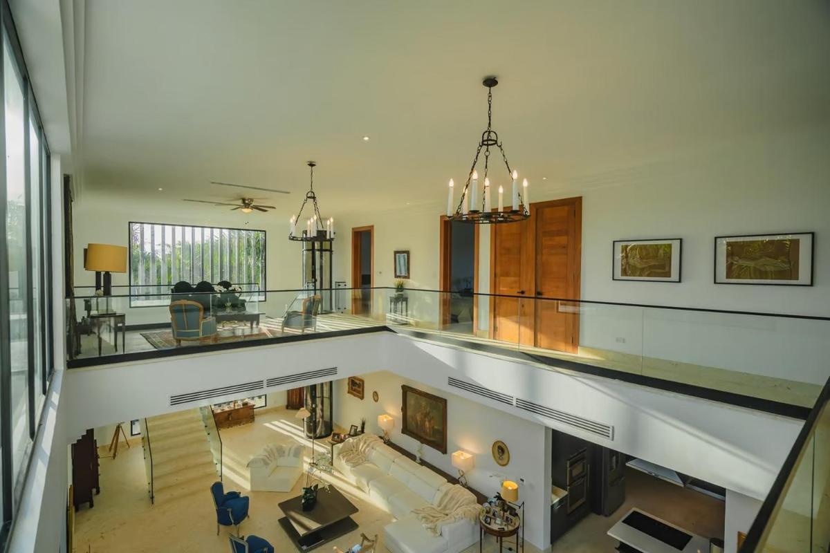 Waterfront Luxury In & Club Villa
