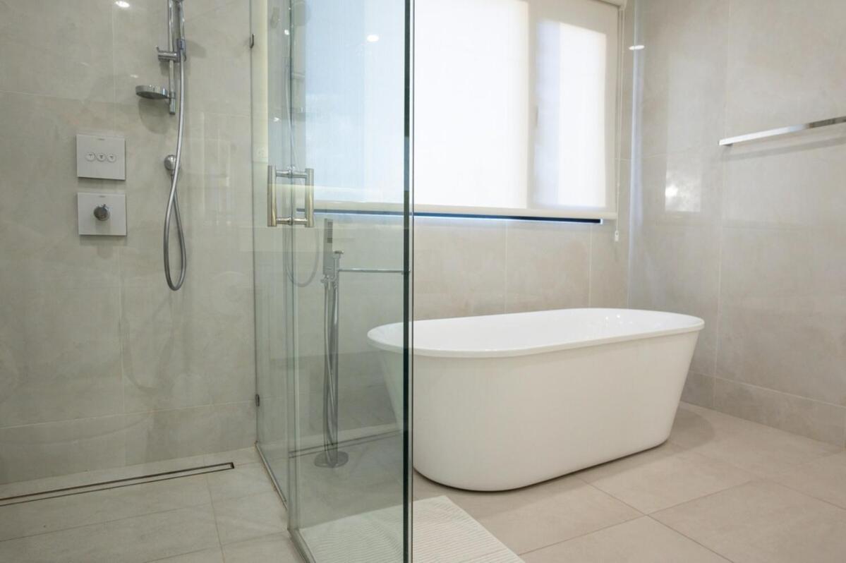 Modern Louis 6-bdr In With Maid