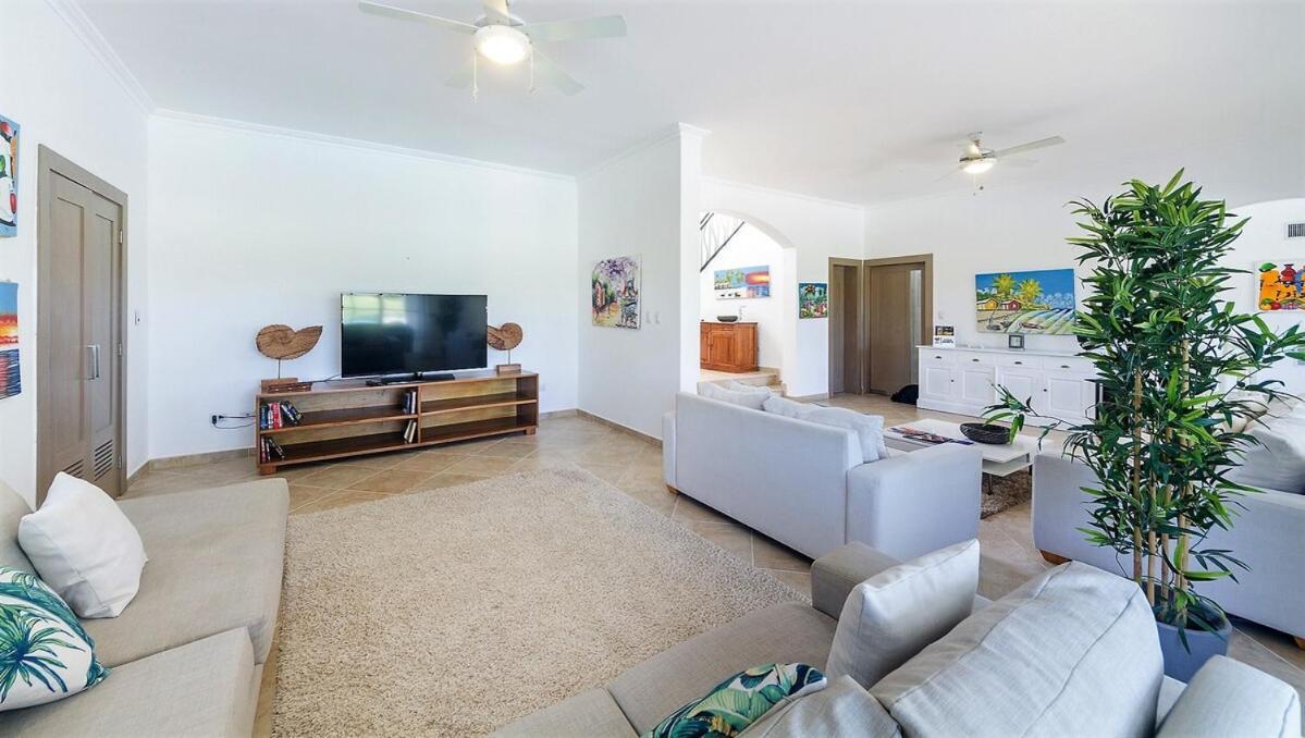 Dr 5br Villa, Close To Everything In Villa *