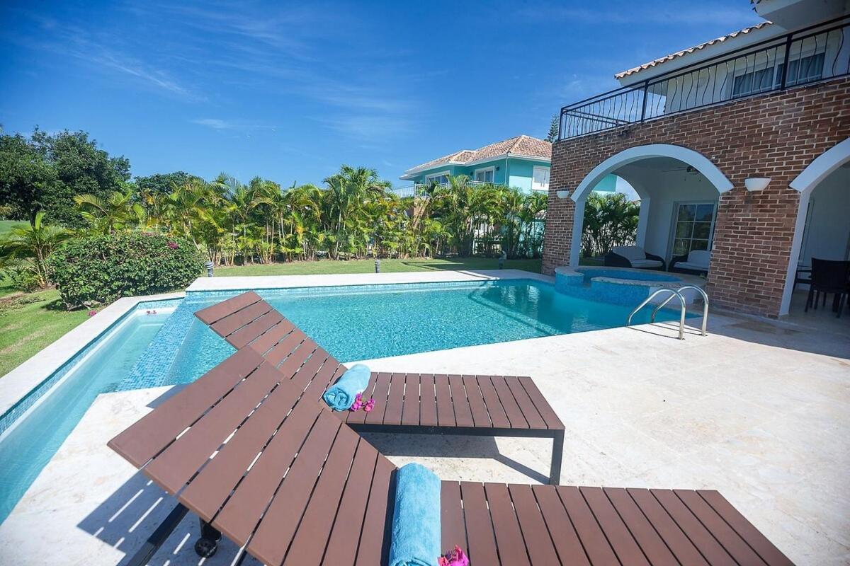 Dr 5br Villa, Close To Everything In Villa *