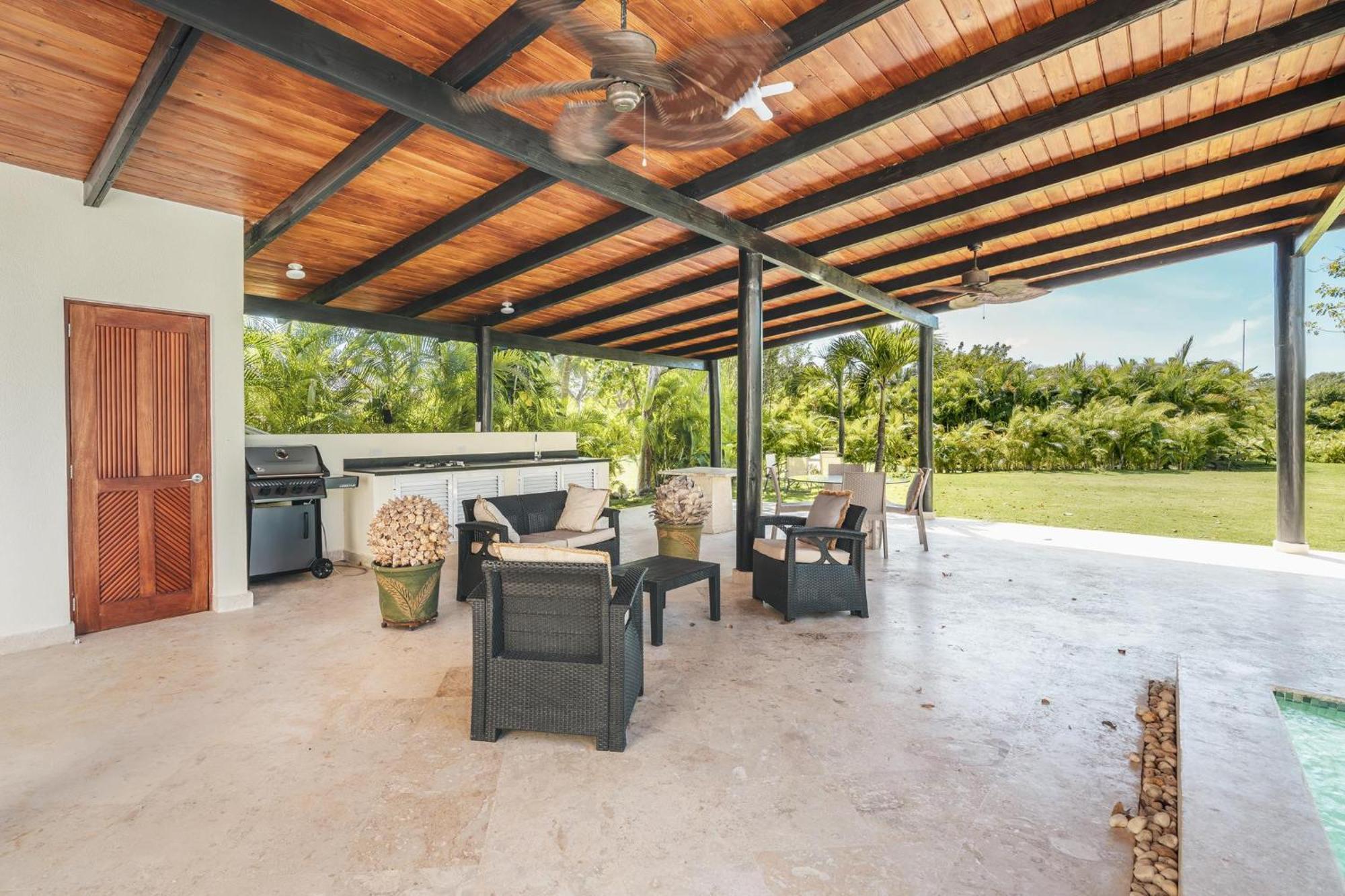 Bungallow With 3br Pool And Bbq In Village *