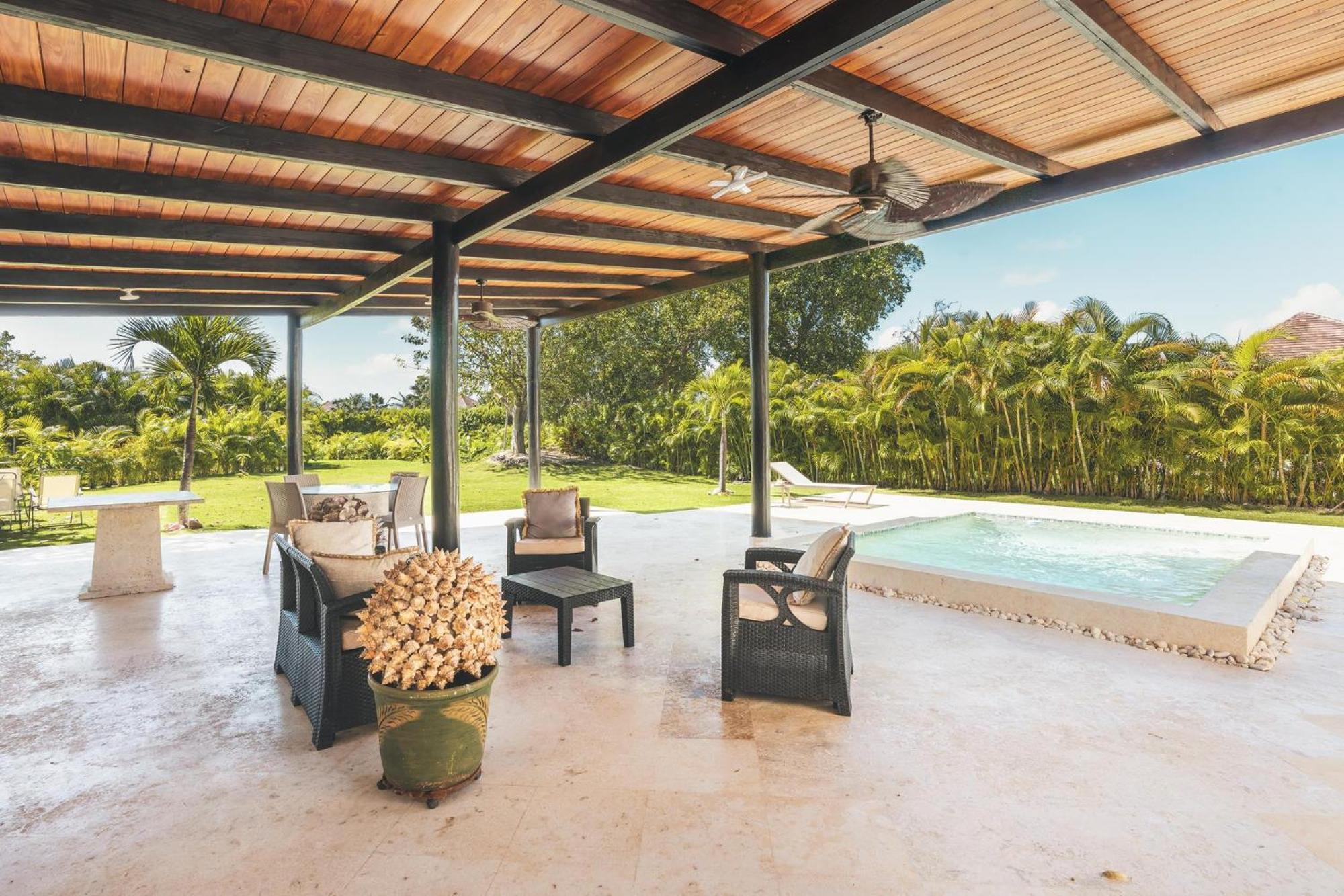 Bungallow With 3br Pool And Bbq In Village