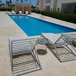 Cozy 2 Bedroom Apartment 7 Minutes Walk To Beach.
