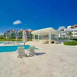 Chic 1 Bedroom Retreat In Cap Cana W- Private Beach