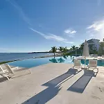 Punta Palmera Beach Front With Private Cold Jacuzzi