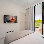 Beautiful Beach Apt With Private Jacuzzi, Pool & Golf