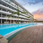 Beautiful Beach Apt With Private Jacuzzi, Pool & Golf